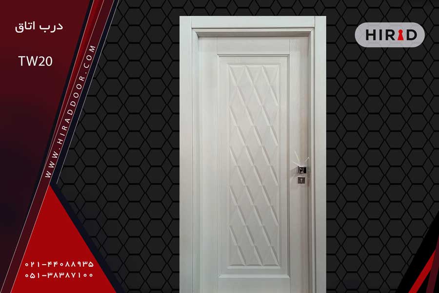 درب اتاق سفید رنگ با یک قاب و طراحی شبکه های لوزی شکل داخل قاب